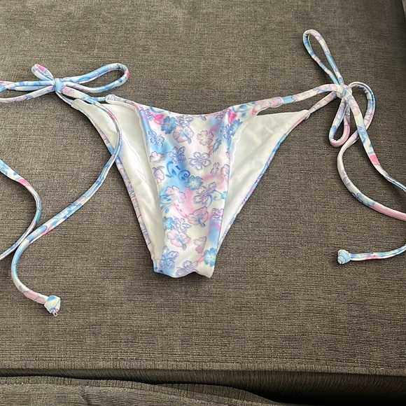 FRANKIE’S BIKINIS SIZE SMALL hibiscus string bikini - Picture 3 of 6